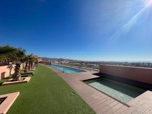 马拉加Sky Garden & seasonal pool views by ELE Apartments的建筑物一侧的游泳池