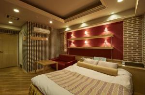 丰田市HOTEL K's MINE的一间卧室设有一张大床和红色的墙壁