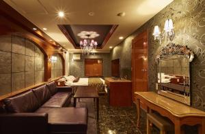 丰田市HOTEL K's MINE的一间配有沙发、一张床和镜子的客房