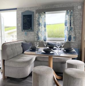 纽基Newquay Bay Resort - Sea Breeze 61的客厅配有桌子和沙发