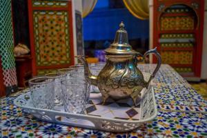 非斯Riad Rajy的茶壶,放在桌子上,带眼镜