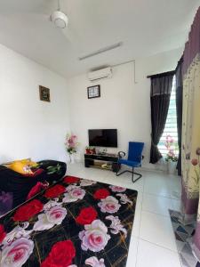 双溪大年Basic Homestay For Big Family With Wifi 100mpbs的一间卧室,床上放着鲜花