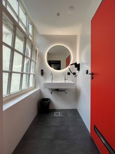 阿姆斯特丹Heart of Amsterdam Hotel的一间带水槽和镜子的浴室
