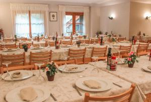 Alins萨罗利亚酒店的大型宴会厅配有桌椅和葡萄酒瓶