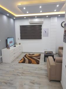 沙姆沙伊赫Flat 01 bed room. Sea Street. Hadaba Area.的带沙发、电视和桌子的客厅