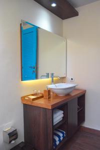 珀尼达岛The MG Villa & SPA的一间带水槽和镜子的浴室