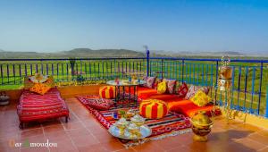 瓦尔扎扎特达尔阿莫多旅馆的庭院配有南瓜和桌椅