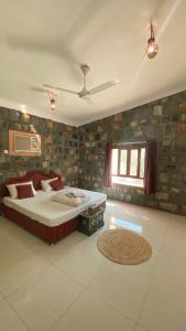 Al HūbJabal Shams Mountain Rest House的一间卧室设有一张大床和一个窗户。