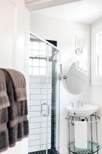 阿什维尔Princess Anne Boutique Hotel & Breakfast的白色的浴室设有水槽和镜子