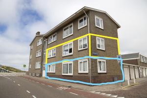 滨海卡特韦克Kustappartementenkatwijk 2F的一面有画的建筑物