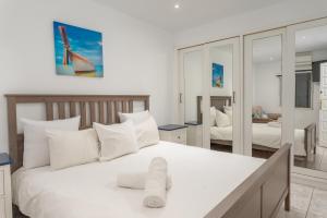 美洲海滩Casa Julia的卧室配有白色大床和白色枕头