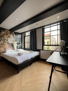 阿姆斯特丹Heart of Amsterdam Hotel的卧室配有一张大床,墙上挂着一幅大画