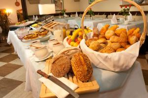 阿斯科纳塔玛洛酒店的一张桌子,上面有面包和其他食物