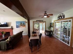 哈拉瓦科阿Hacienda Claro de Luna 3 Bedrooms的客厅配有沙发和桌子