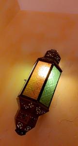Damparis德拉伯德多迈恩酒店的挂在墙上的绿灯