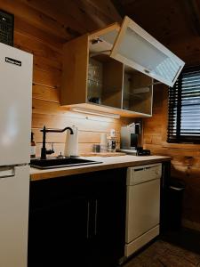 索蒂纳科奇Sylvan Valley Lodge and Cellars的厨房配有水槽和冰箱