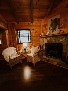 索蒂纳科奇Sylvan Valley Lodge and Cellars的小木屋内带壁炉的客厅