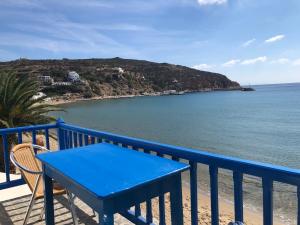 普拉提伊亚洛斯西弗诺斯Petradi Sifnos的俯瞰大海的阳台配有蓝色的桌椅