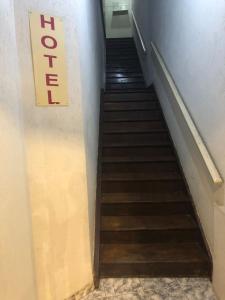 圣保罗Hotel Popular Vila Mariana的墙上有标志的楼梯