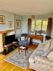巴斯Spacious home in Bath, nature and city!的客厅配有沙发和桌子