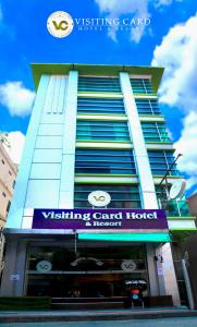 曼谷Visiting Card Hotel & Resort的上面有一张有图案的酒店标志的建筑