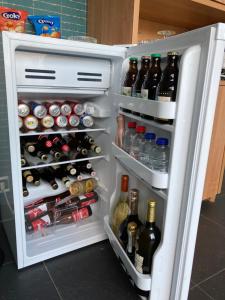 韦斯特洛Crea Els的装满大量酒精的开放式冰箱