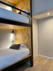 门多萨Huli B&B的客房设有两张双层床和通往衣柜的门。