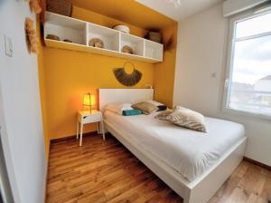 梅斯☆ L'Exotique ☆ 2 chambres ☆ NETFLIX ☆的一间卧室设有一张床和黄色的墙壁