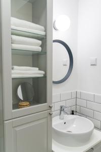 萨格勒布Flexible SelfCheckIns 36 - Zagreb - Garage - Loggia - New - Luxury的浴室配有盥洗盆、镜子和毛巾