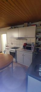 锡根Siegen Achenbach 4的厨房配有白色橱柜和台面
