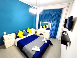 沃洛斯Sophie's Guest House的一间卧室设有一张黄色和蓝色墙壁的床