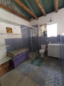 伊格拉德拉谢拉El Charcón的带淋浴、卫生间和盥洗盆的浴室