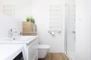 科沃布热格OnHoliday Apartamenty ulica Poleska的白色的浴室设有卫生间和淋浴。
