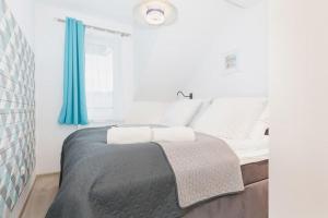 科沃布热格OnHoliday Apartamenty ulica Poleska的一间卧室配有一张带蓝色窗帘的大床