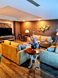 伊斯兰堡Royal Residencia Centaurus的客厅配有沙发和鲜花桌