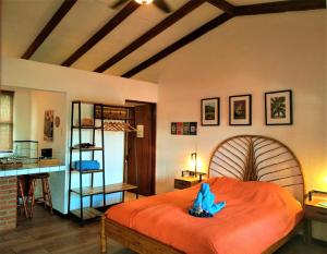 奥罗西Orosi Lodge的一间卧室,配有一张大床,上面有蓝色的生物