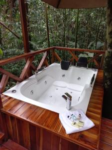 圣拉菲尔ECO HOTEL RIO DE ORO的木制甲板上的一个浴缸