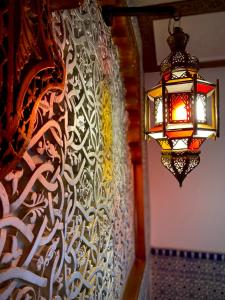 拉巴特Riad Najiba的挂在墙上的带图案墙的灯