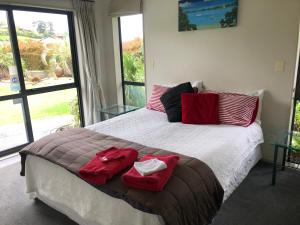 奥雷瓦银谷花园住宿加早餐旅馆的一间卧室配有一张大床和两个红色枕头