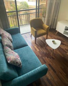 利马Departamento completo Surquillo/Miraflores的客厅配有蓝色的沙发和椅子
