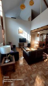 卢那欢纳Casa de Campo Villa Angélica Lunahuaná的带沙发和电视的客厅