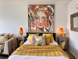 洛恩洛恩世界酒店的一间卧室配有一张壁画床