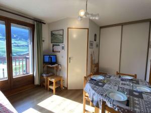 阿尔利河畔普拉兹Appartement Praz-sur-Arly, 2 pièces, 4 personnes - FR-1-603-66的一间带桌子和窗户的用餐室