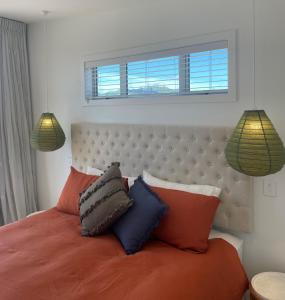 北哈夫洛克Sublime Nooks的卧室配有带枕头的床铺和窗户。