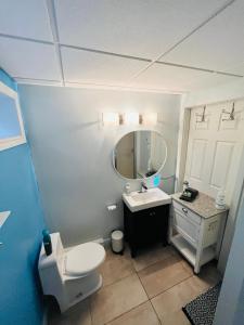 北哈特利Sweet Home des Suites North Hatley的一间带卫生间、水槽和镜子的浴室