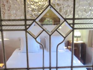 CharlestonBeaconstone Eco Stay - off grid retreat的卧室配有一张带镜子的白色床