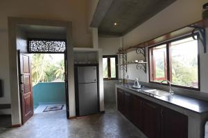 乌纳瓦图纳Sithagi Penthouse Villa的厨房配有水槽和台面