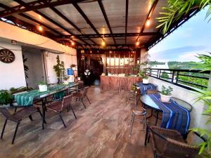 科隆科隆卡里斯景点旅馆的一间带桌椅的餐厅以及一个阳台