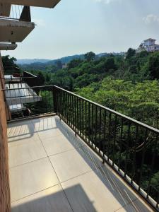 波尔沃林Hotel Casa De Patio的阳台享有树林美景。
