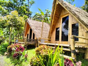 GitgitWanagiri Campsite的一座带长凳和鲜花的木屋